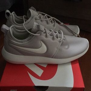 Nike roshe two women’s size 9.5